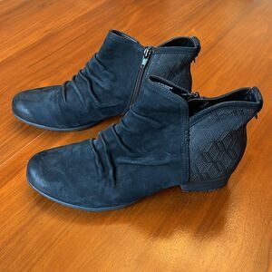 Rockport textured heel ankle boots suede size 10